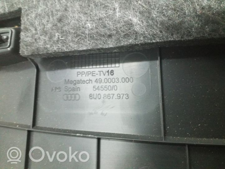 Audi Q3 8U Takaluukun/tavaratilan ylempi verhoilu 8U0867973