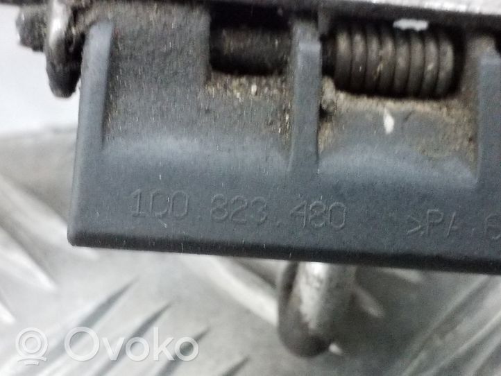 Volkswagen Golf VI Dzinēja pārsega slēdzenes cilpa 1C0823480