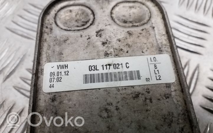 Volkswagen PASSAT B7 Dzinēja eļļas radiators 03L117021C