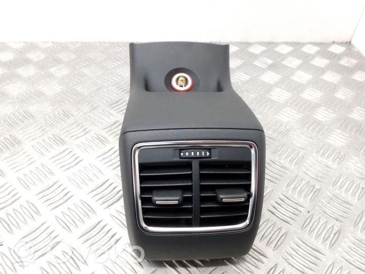 Audi Q3 8U Aizmugurējā gaisa - ventilācijas reste 8U0819203