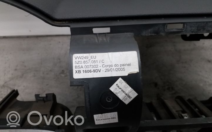 Volkswagen Fox Deska rozdzielcza 5Z0857051C