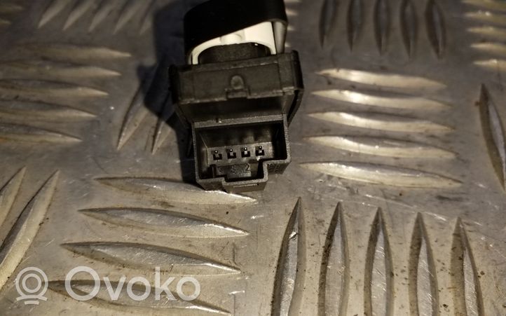 Volkswagen Tiguan Centrinio užrakto jungtukas 1K0962126B