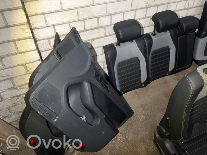 Volkswagen Jetta VI Sitze und Türverkleidungen komplett 
