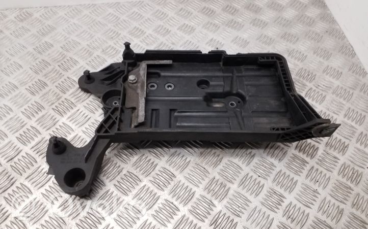 Volkswagen PASSAT B8 Battery tray 5Q0915321J