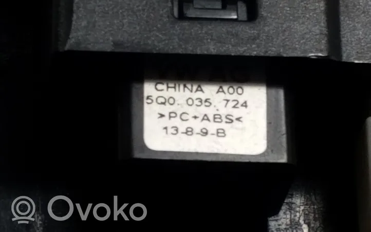 Skoda Octavia Mk3 (5E) Gniazdo / Złącze USB 5E1857367B