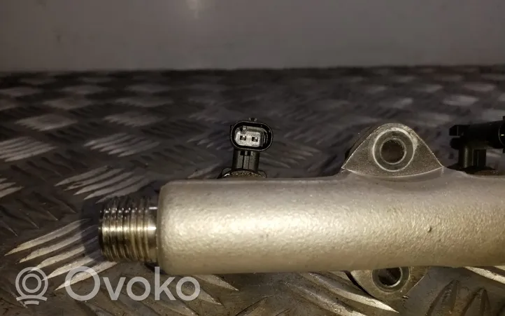 Audi Q3 F3 Listwa wtryskowa 05E133320