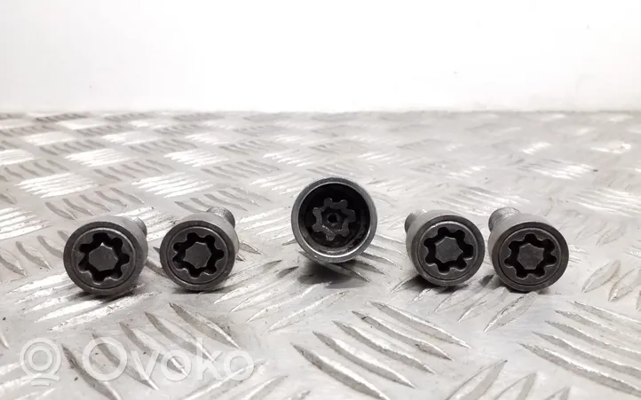 Volkswagen Scirocco Anti-theft wheel nuts and lock 