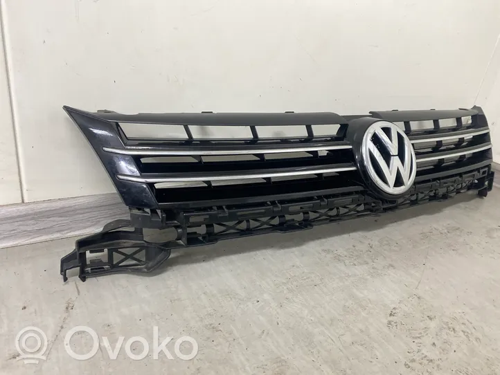 Volkswagen Touran II Etupuskurin ylempi jäähdytinsäleikkö 1T0853653L