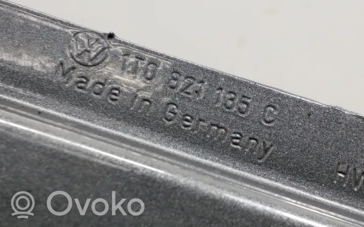 Volkswagen Touran II Uchwyt / Mocowanie błotnika przedniego 1T0821135C