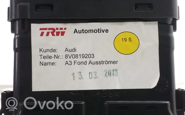 Audi A3 S3 8V Kratka nawiewu tylna tunelu środkowego 8V0819203