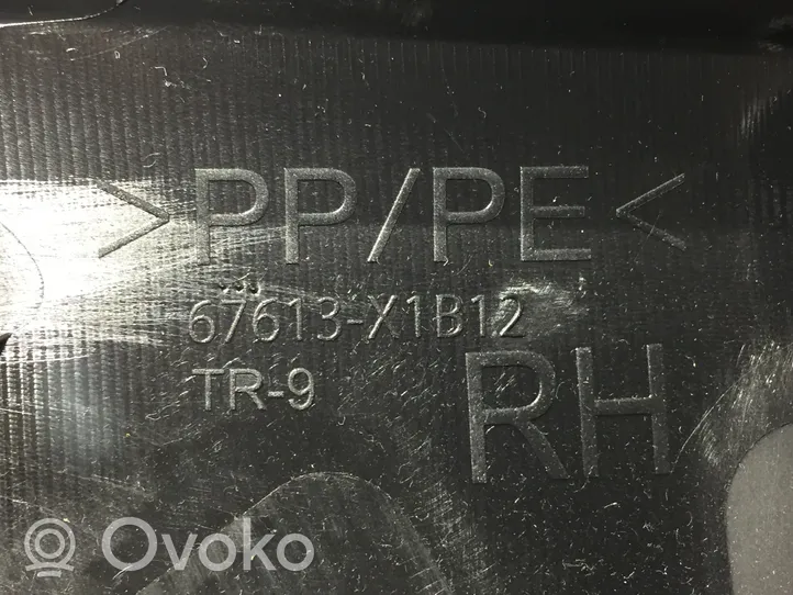Toyota RAV 4 (XA40) Takaoven verhoilu 67721X1B08