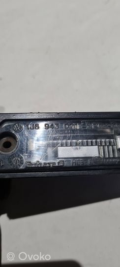 Volkswagen PASSAT B6 Lampa oświetlenia tylnej tablicy rejestracyjnej 1J6943021B