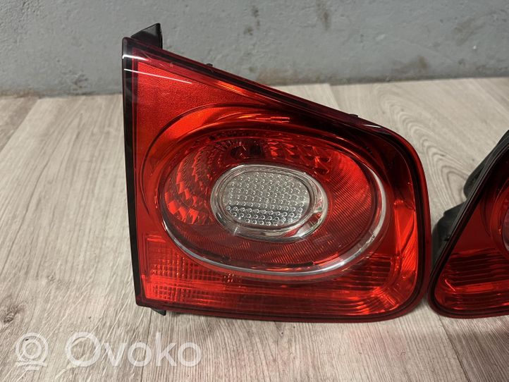 Volkswagen Tiguan Lampy tylnej klapy bagażnika 5N0945093B