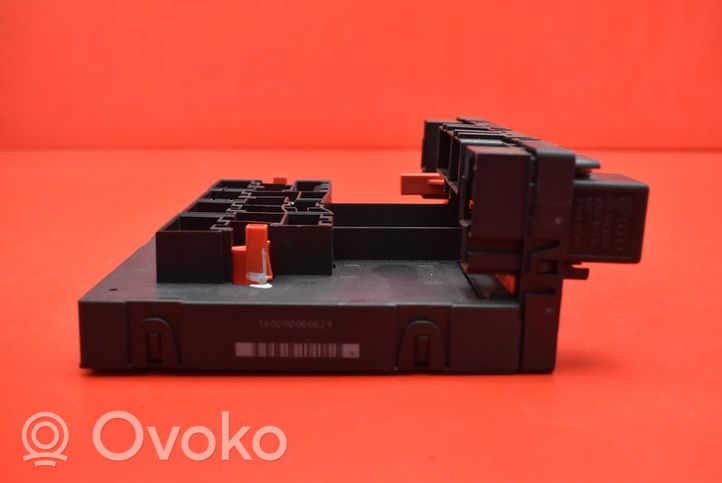 Volkswagen PASSAT B6 Relay mounting block 3C0937049AF