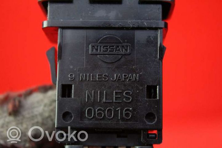 Nissan Maxima Botón interruptor de luz de peligro 06016