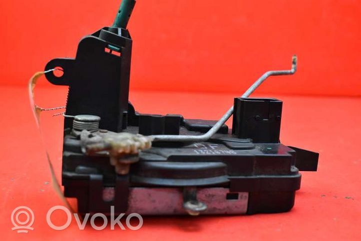 Opel Astra H Front door lock 13210748