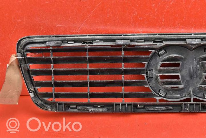 Audi A4 S4 B5 8D Grotelės priekinės 8D0853651