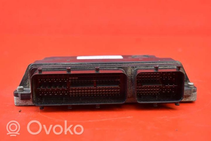 Toyota Avensis T270 Centralina/modulo motore ECU 89661-05D22