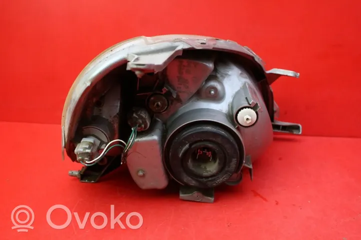 Toyota Yaris Verso Lampa przednia 52-002