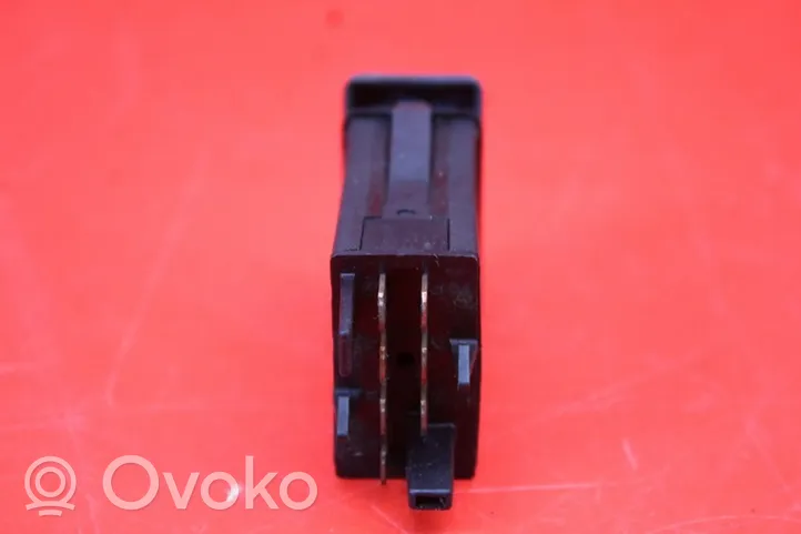Skoda Octavia Mk1 (1U) Interrupteur feux de détresse 1U0953235C