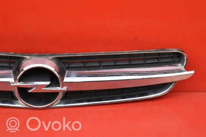 Opel Vectra C Grotelės priekinės 13103966