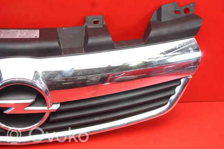 Opel Zafira B Front grill 13157590