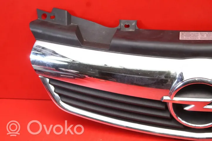 Opel Zafira B Front grill 13157590