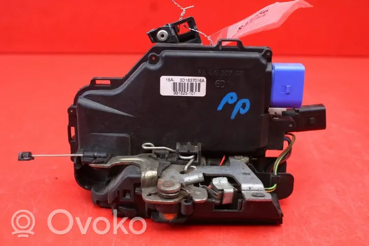 Volkswagen Touareg I Front door lock 3D1837016A