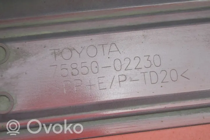 Toyota Corolla E10 Etukynnys (korin osa) 75850-02230