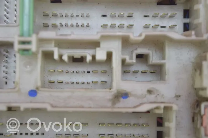Toyota Avensis Verso Skrzynka bezpieczników / Komplet 82730-05170-C