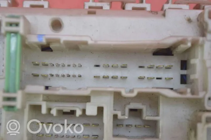 Toyota Avensis Verso Boîte à fusibles 82730-05170-C