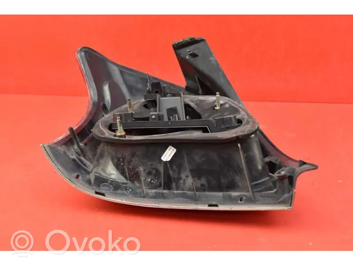 Toyota Avensis Verso Lampa tylna 05-48