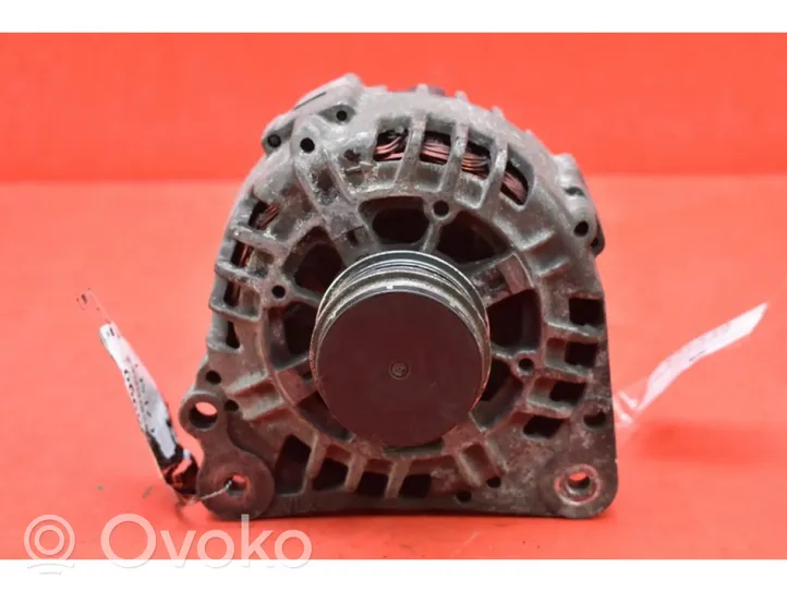 Volkswagen PASSAT B5.5 Alternator 028903031A