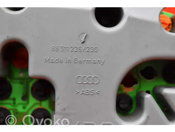 Audi A4 S4 B5 8D Spidometras (prietaisų skydelis) 