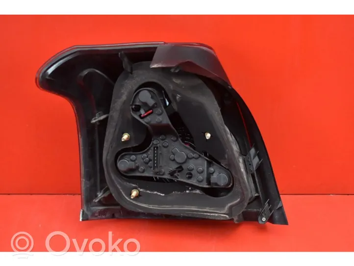 Toyota Avensis Verso Lampa tylna 05-48