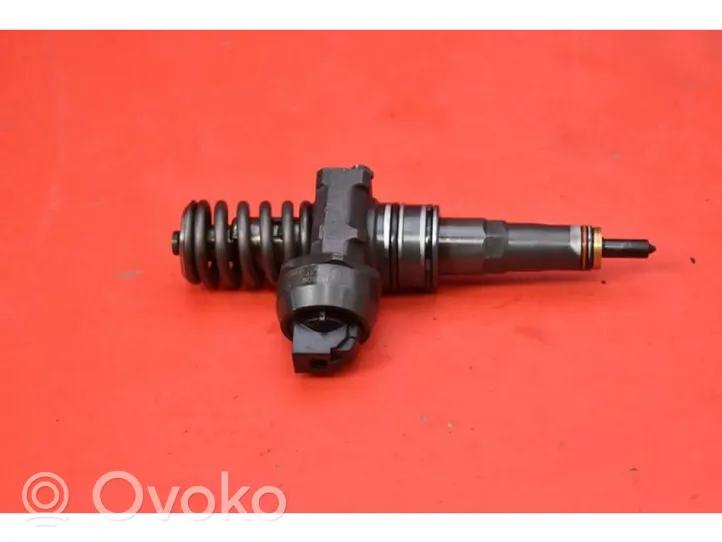 Volkswagen Golf V Fuel injector 038130073BN