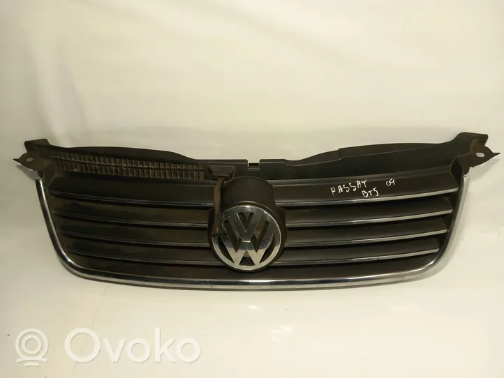 Volkswagen PASSAT B5.5 Etupuskurin ylempi jäähdytinsäleikkö 3B0853651J