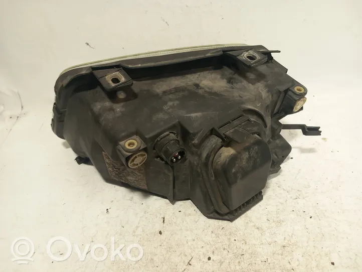 Audi A4 S4 B5 8D Lampa przednia 8D0941004A