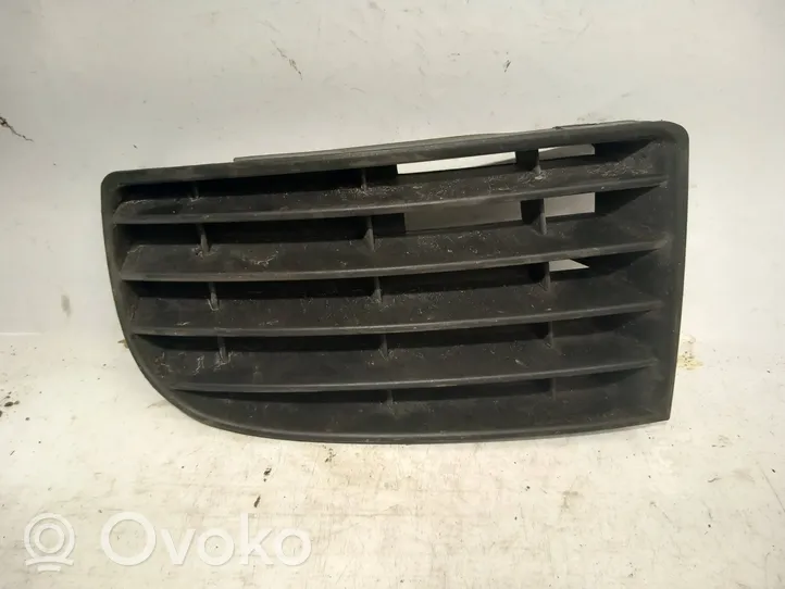 Volkswagen Golf V Etupuskurin alempi jäähdytinsäleikkö 05310453