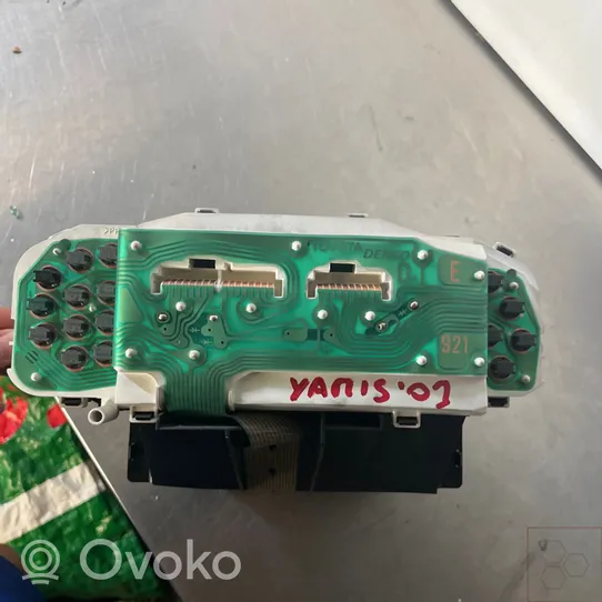 Toyota Yaris Tachimetro (quadro strumenti) 8322052010