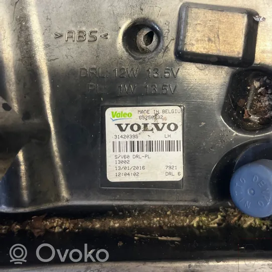 Volvo XC70 Lampa przednia 31420395