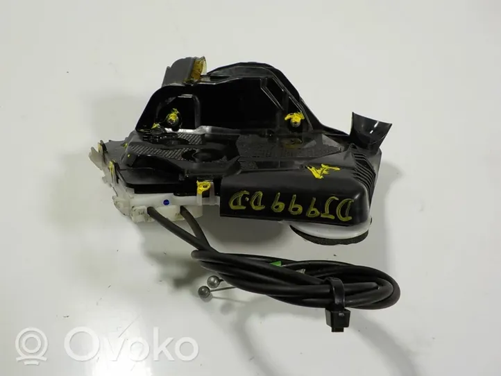 Toyota Yaris Zamek drzwi przednich 690300D540