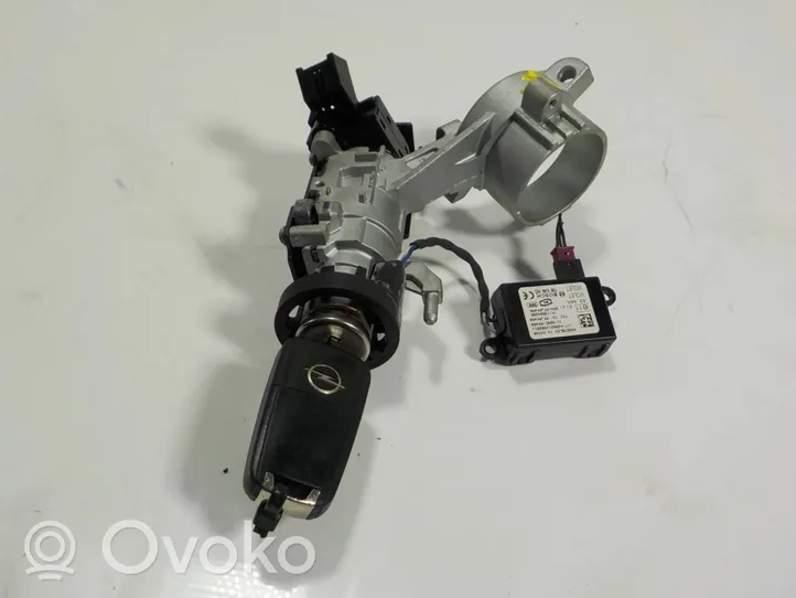 Opel Insignia A Vanteiden varkaudenestomutterit ja avainhylsy 22807512