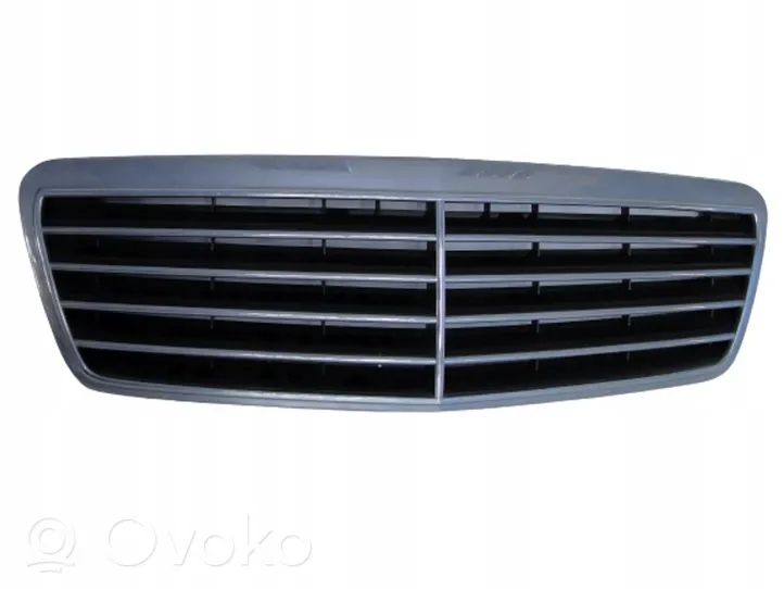 Mercedes-Benz CLK A208 C208 Grille calandre supérieure de pare-chocs avant A2088800085