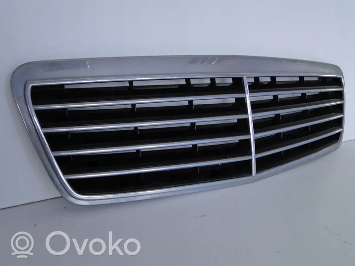 Mercedes-Benz CLK A208 C208 Grille calandre supérieure de pare-chocs avant A2088800085