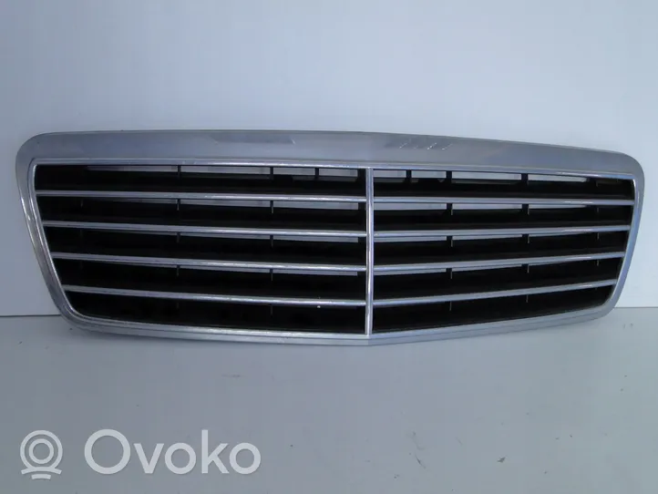 Mercedes-Benz CLK A208 C208 Grille calandre supérieure de pare-chocs avant A2088800085