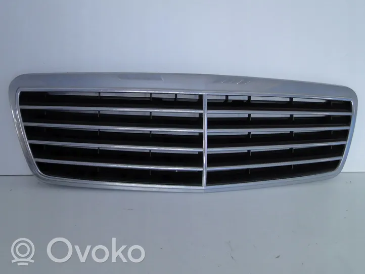 Mercedes-Benz CLK A208 C208 Grille calandre supérieure de pare-chocs avant A2088800085