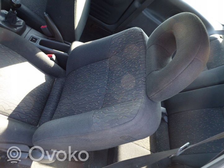 Mitsubishi Colt Переднее сиденье водителя 