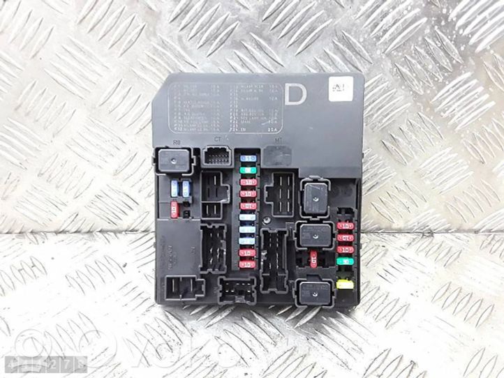 Nissan Navara Fuse box set, 64.00 € RRR