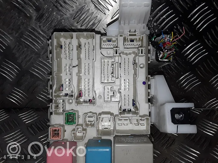 Toyota Prius (NHW20) Module de fusibles 8273047290